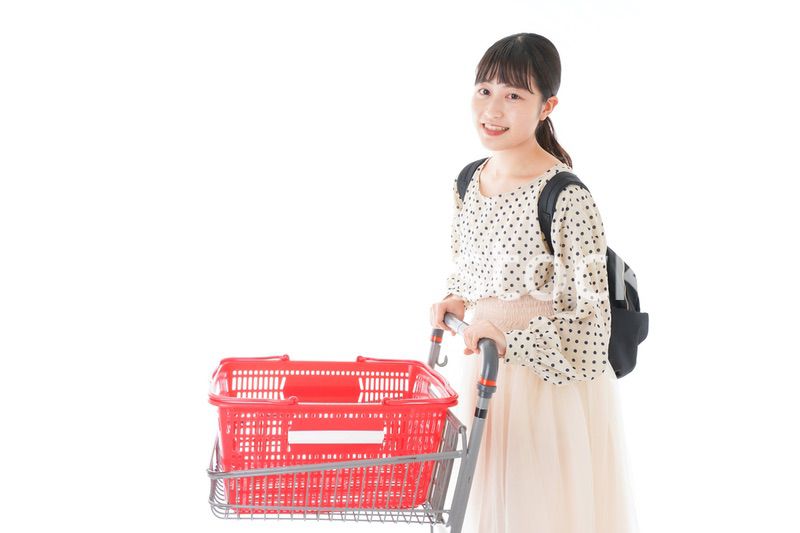スーパーでショッピングをする若い女性