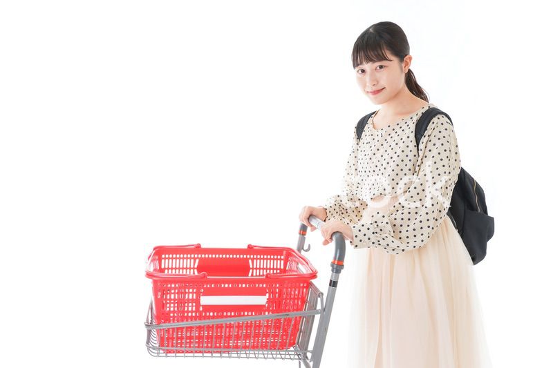 スーパーでショッピングをする若い女性