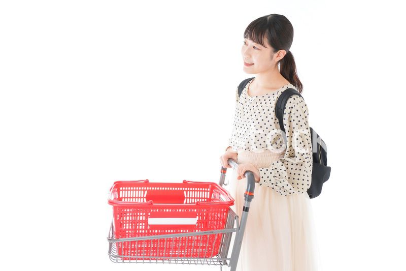 スーパーでショッピングをする若い女性