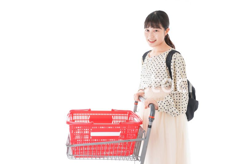 スーパーでショッピングをする若い女性