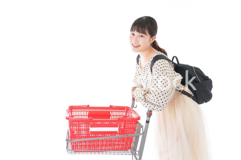 スーパーでショッピングをする若い女性