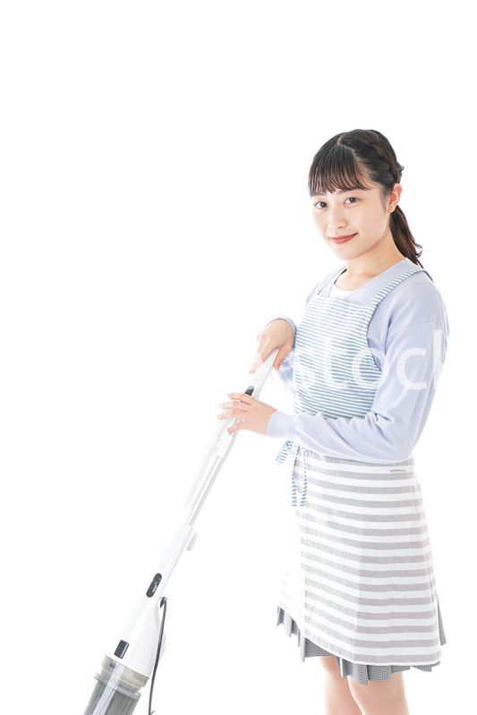 掃除機を使う若い女性