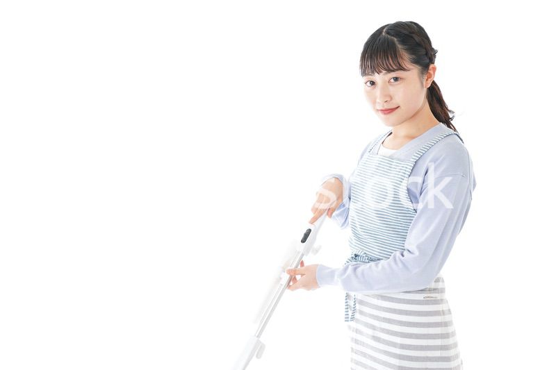 掃除機を使う若い女性