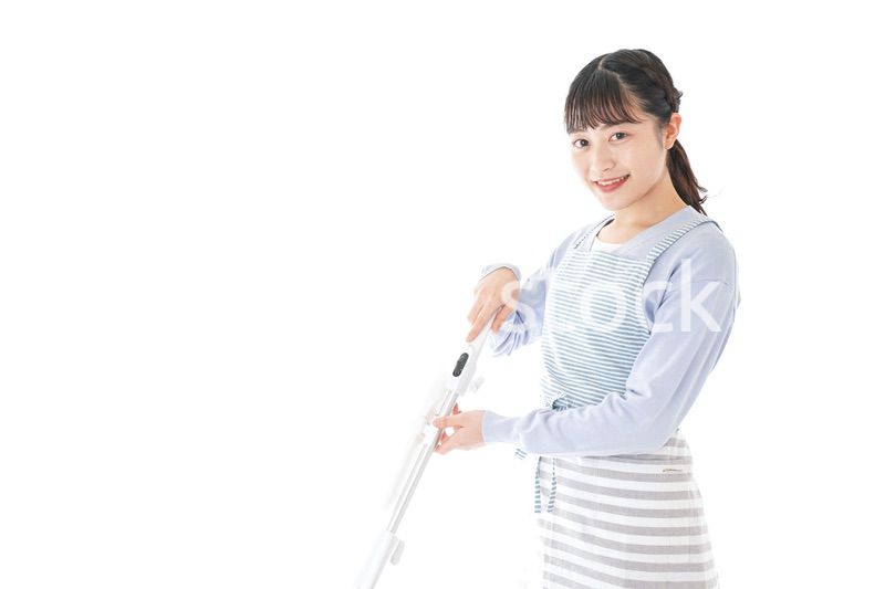 掃除機を使う若い女性