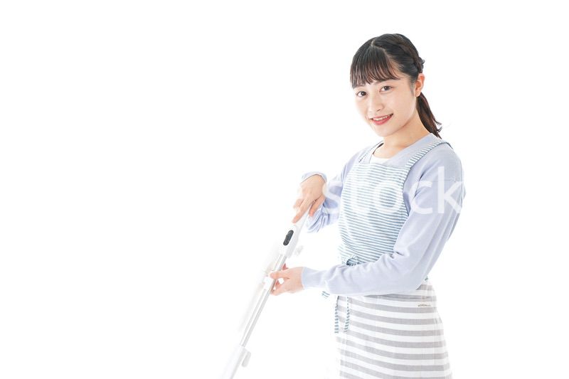 掃除機を使う若い女性