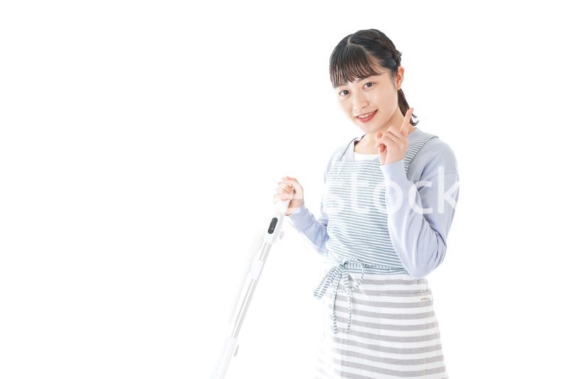 掃除機を使う若い女性