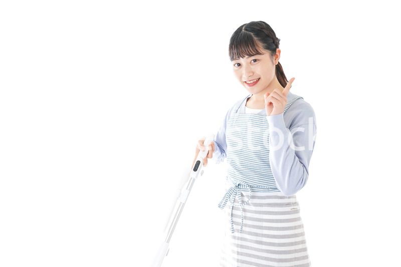 掃除機を使う若い女性