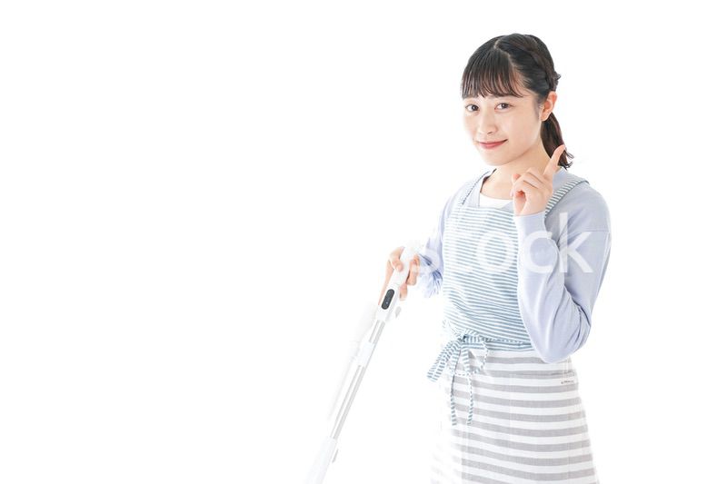 掃除機を使う若い女性