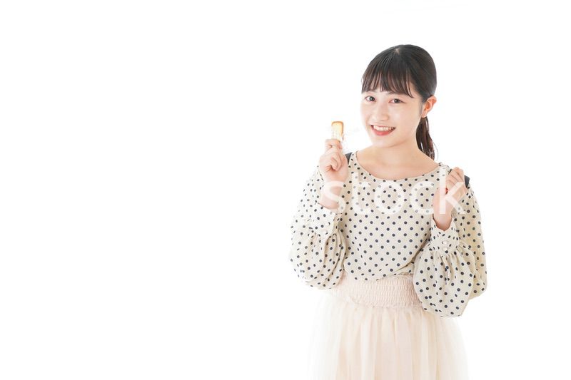 おやつを食べる若い女性