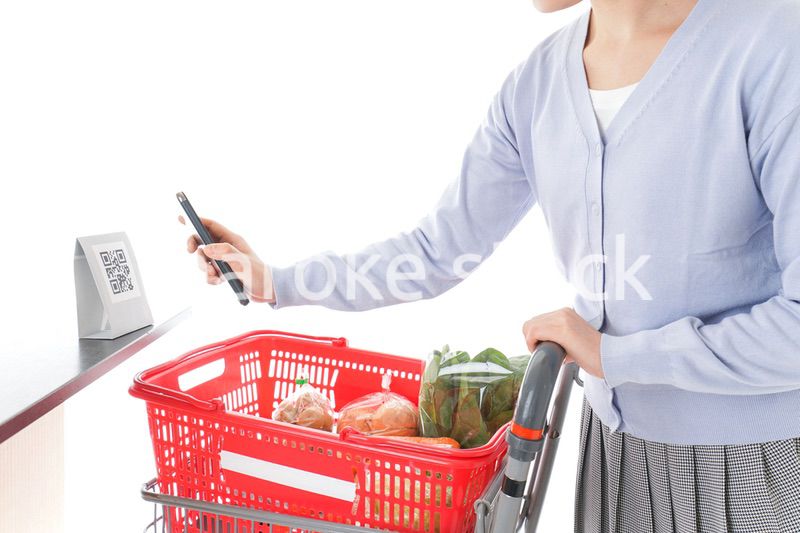 QRコード決済をする若い女性