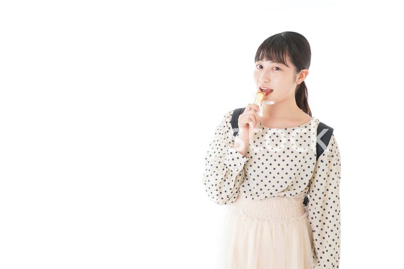 おやつを食べる若い女性