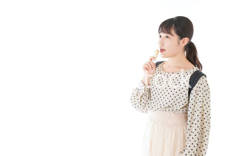 おやつを食べる若い女性