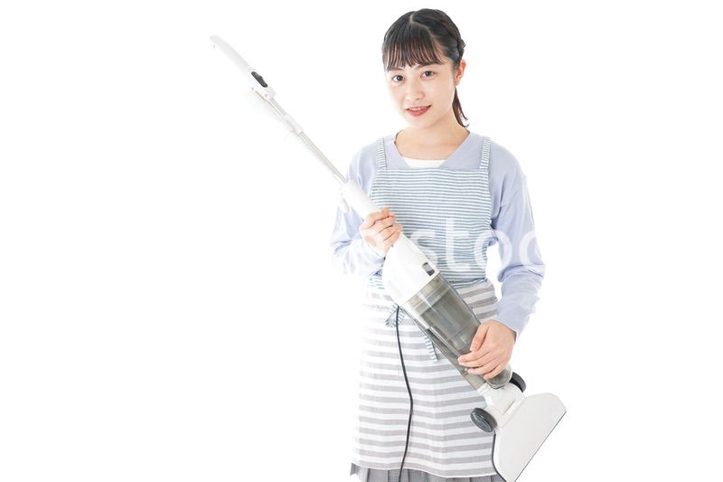 掃除機を使う若い女性