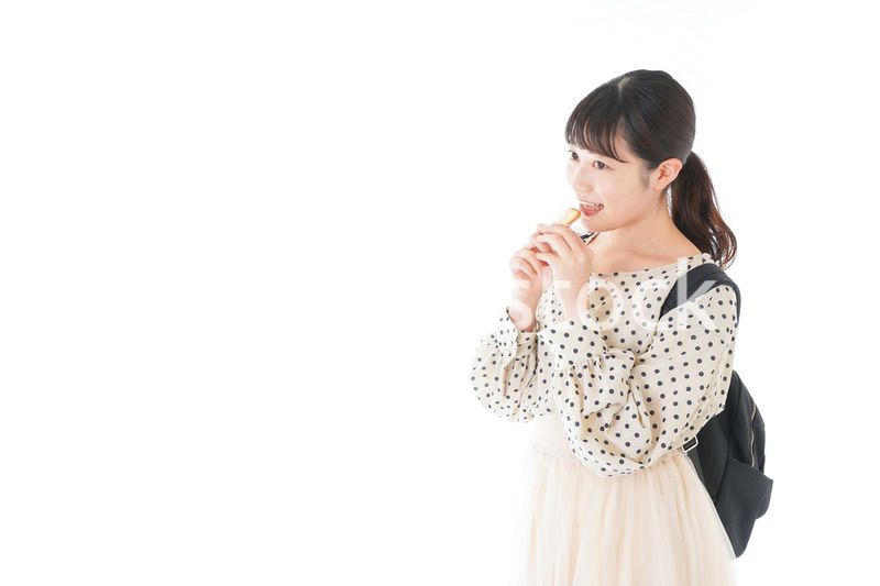 おやつを食べる若い女性