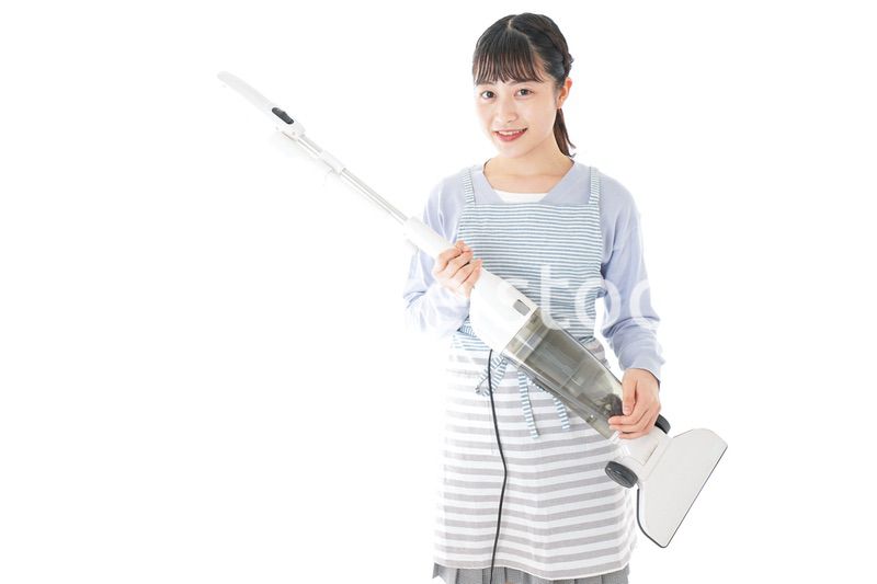 掃除機を使う若い女性