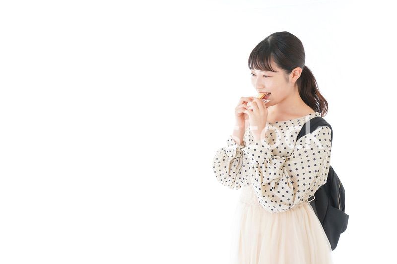 おやつを食べる若い女性