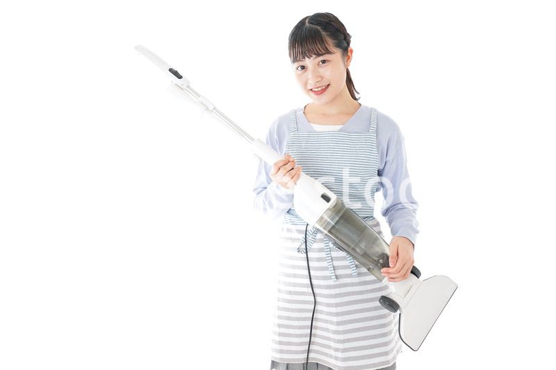 掃除機を使う若い女性