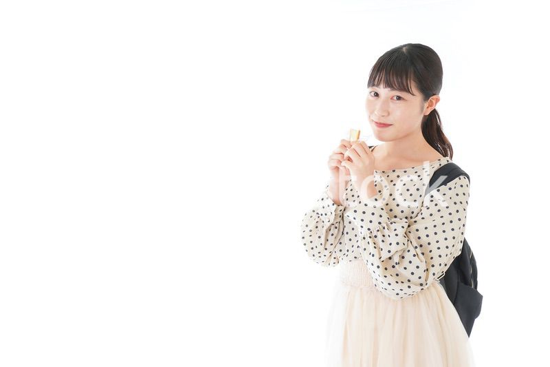 おやつを食べる若い女性