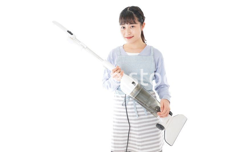 掃除機を使う若い女性