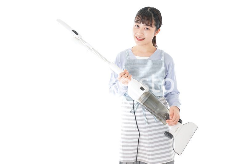 掃除機を使う若い女性