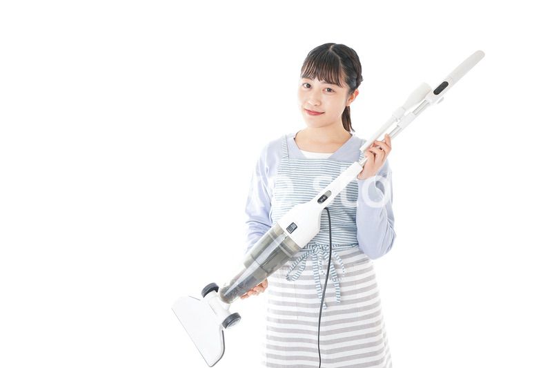 掃除機を使う若い女性