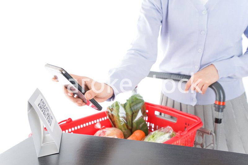 QRコード決済をする若い女性