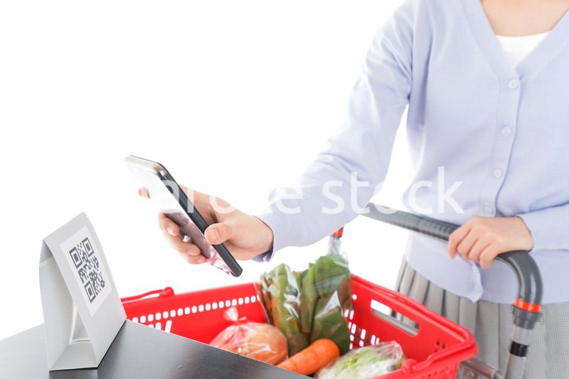 キャッシュレス決済をする若い女性