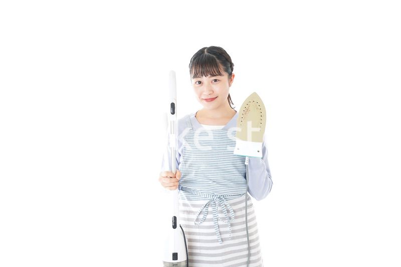 家事をする若い主婦