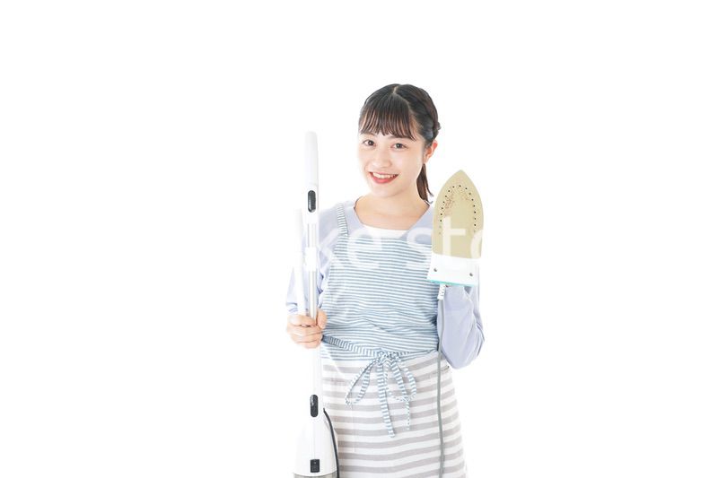 家事をする若い主婦