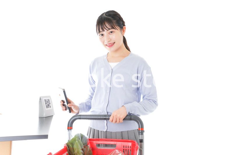 キャッシュレス決済をする若い女性