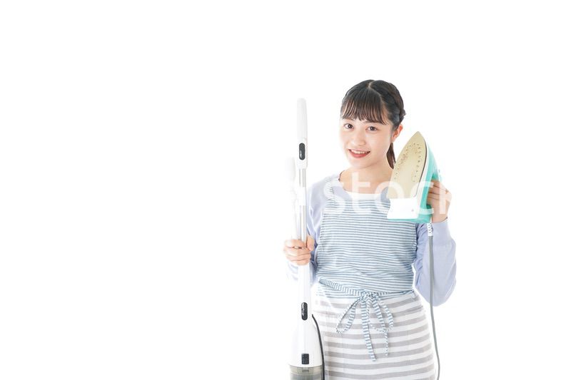 家事をする若い主婦