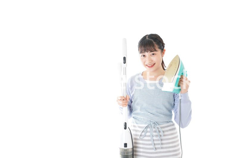 家事をする若い主婦