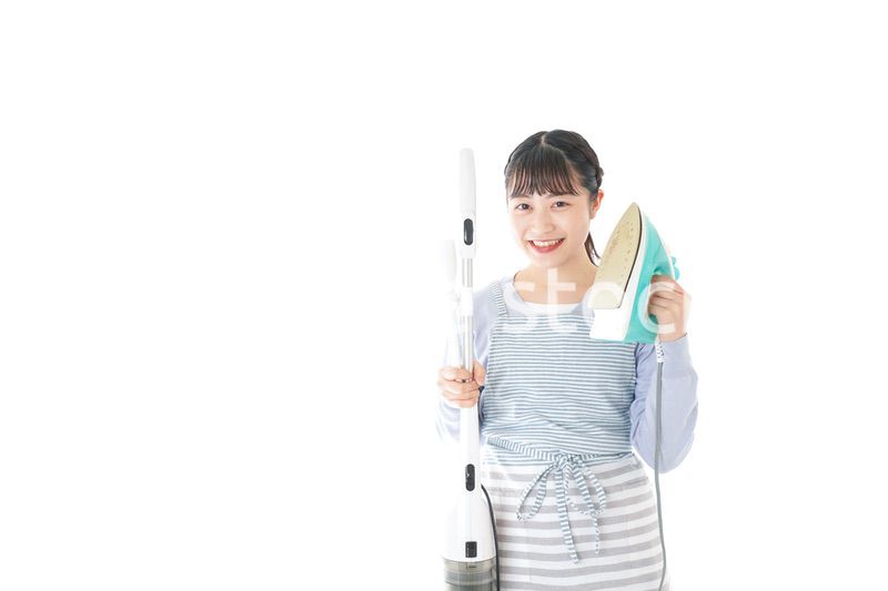 家事をする若い主婦