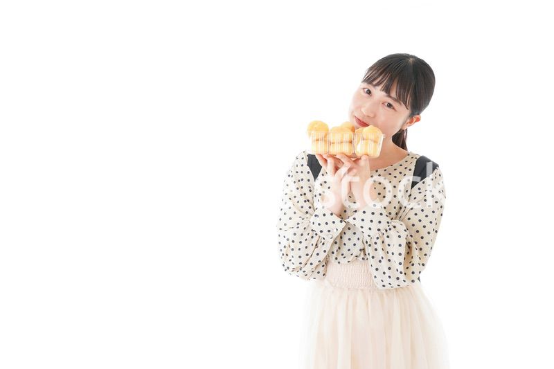 おやつを食べる若い女性