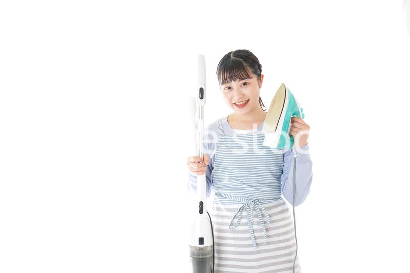 家事をする若い主婦