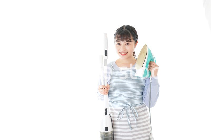 家事をする若い主婦