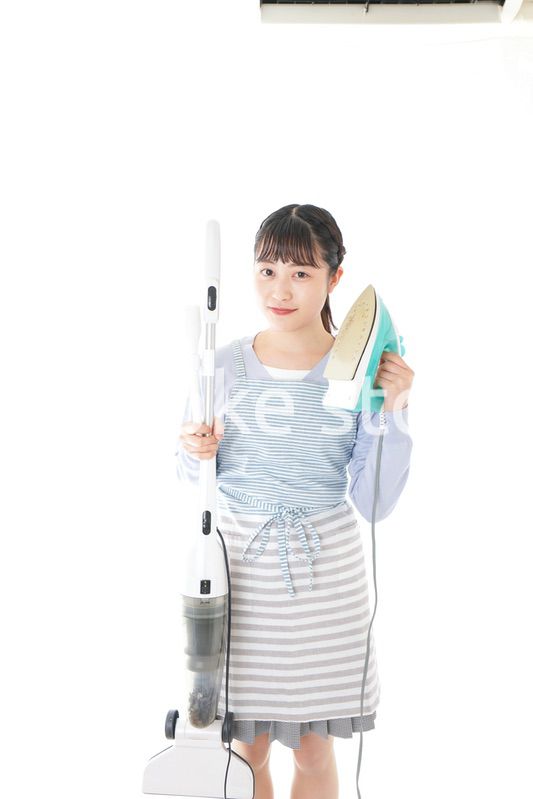 家事をする若い主婦