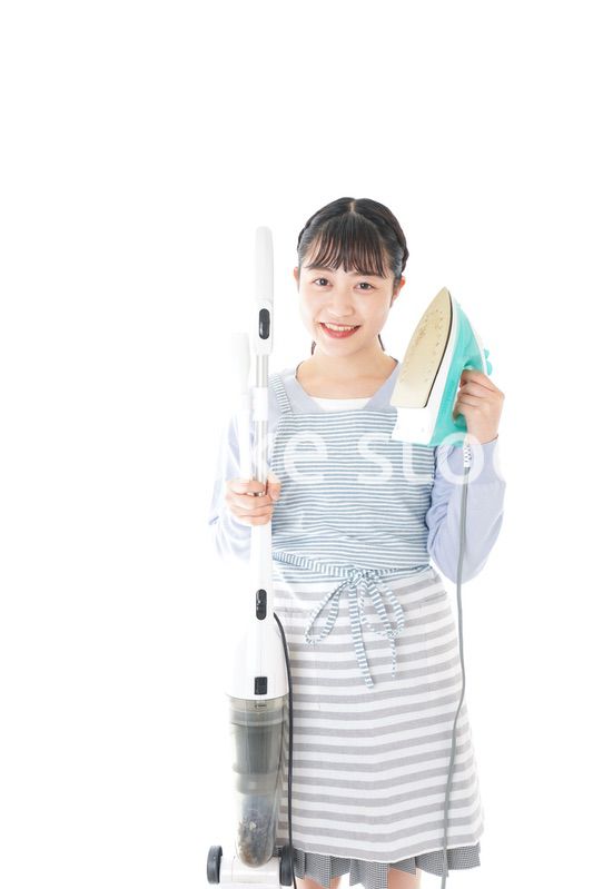 家事をする若い主婦