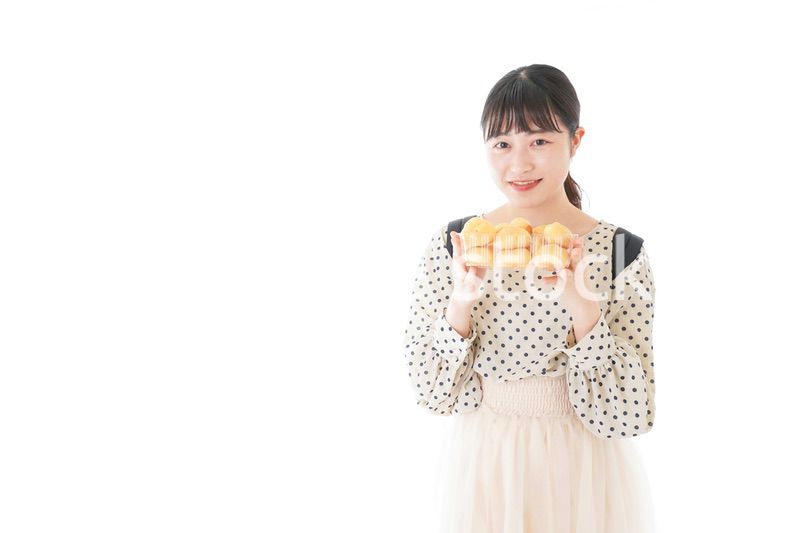 おやつを食べる若い女性