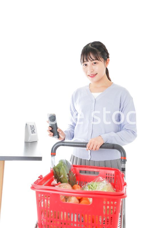 キャッシュレス決済をする若い女性