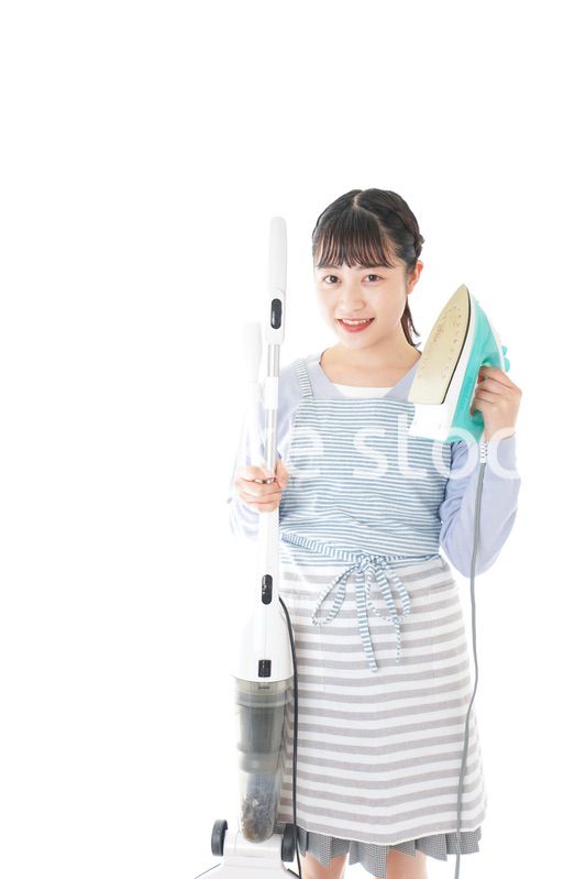 家事をする若い主婦