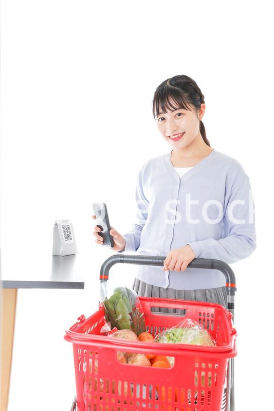 キャッシュレス決済をする若い女性