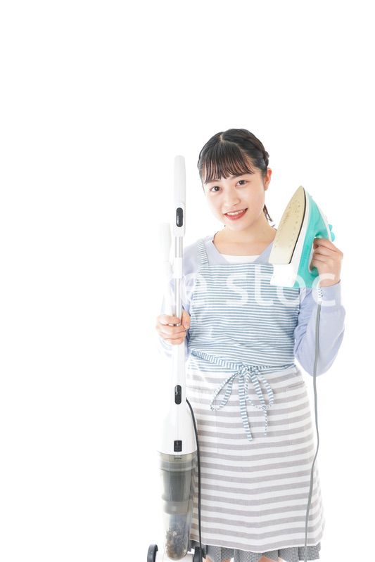 家事をする若い主婦