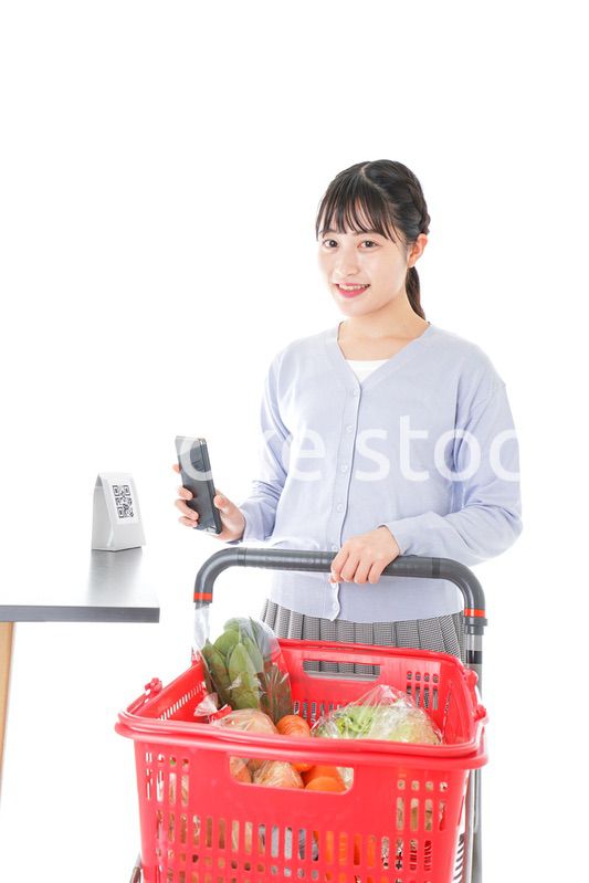 QRコード決済をする若い女性