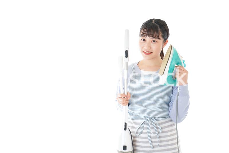 家事をする若い主婦