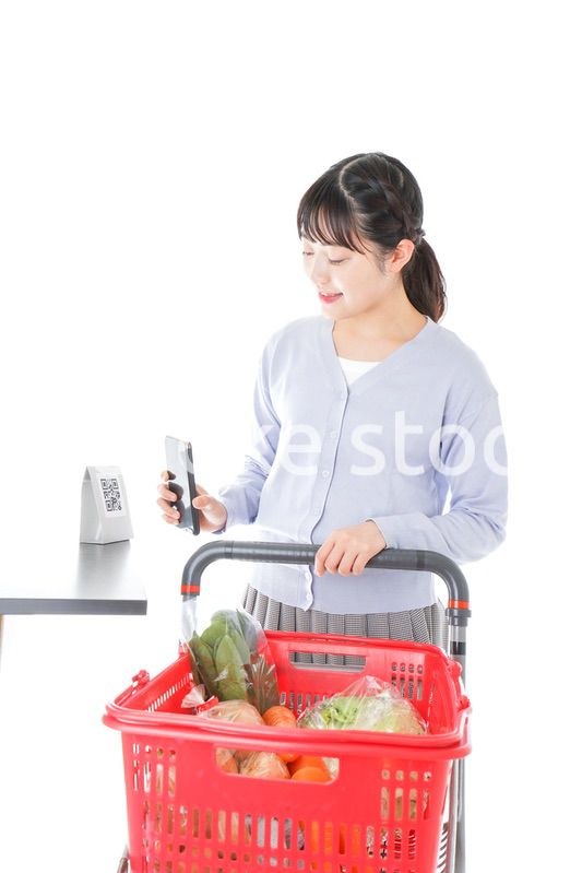 キャッシュレス決済をする若い女性