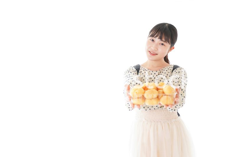 おやつを食べる若い女性