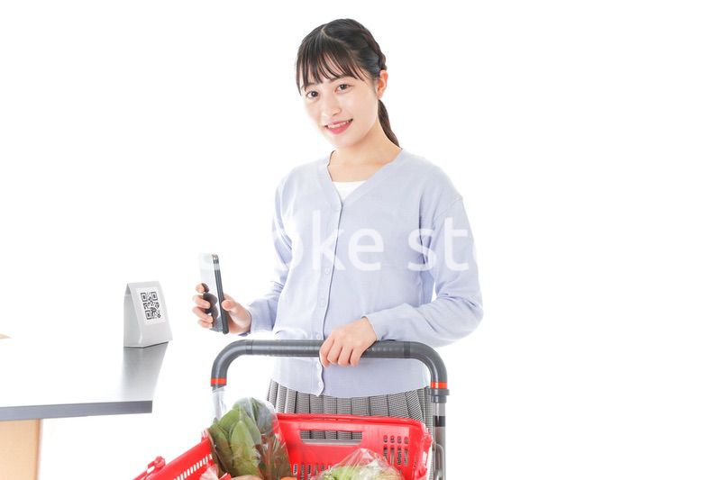 キャッシュレス決済をする若い女性