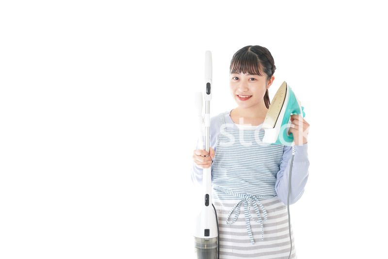 家事をする若い主婦