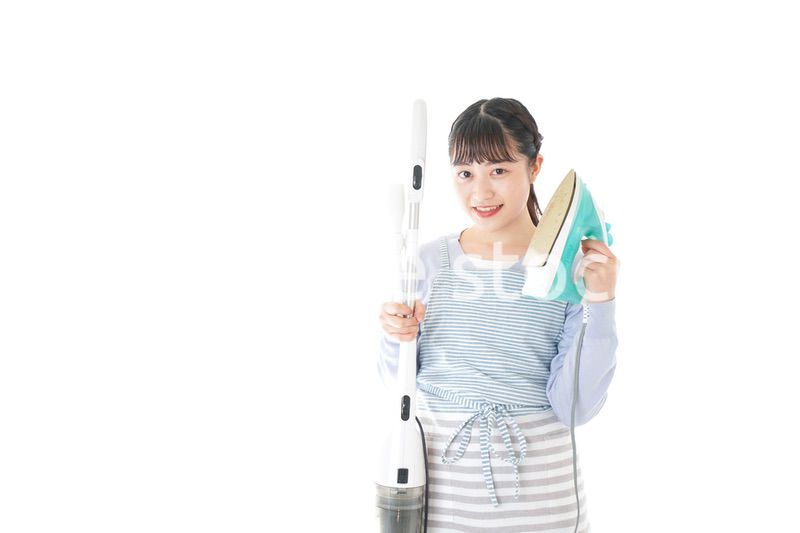 家事をする若い主婦